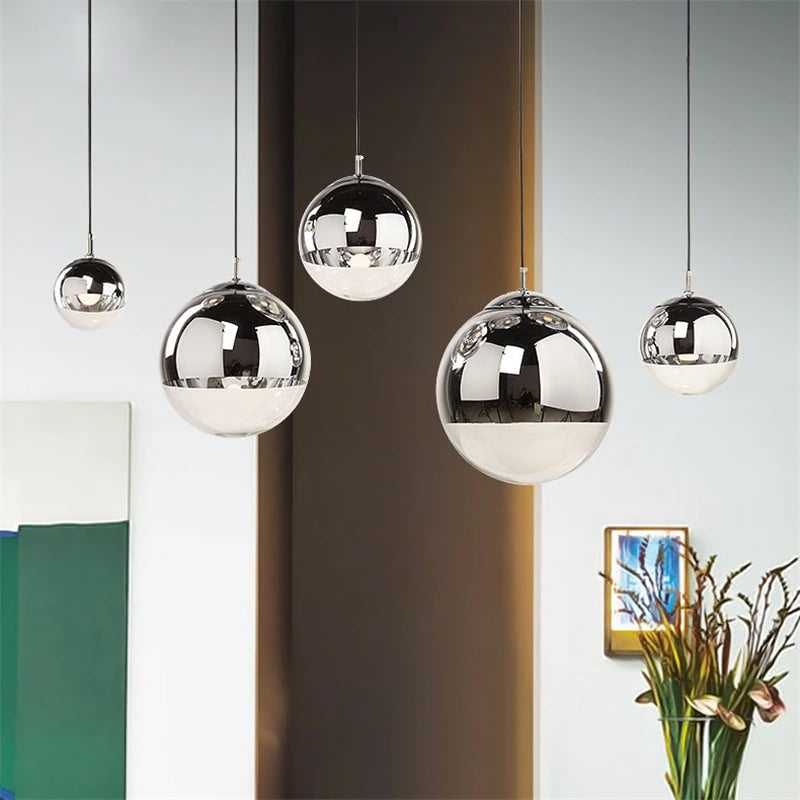 The Berg Pendelleuchte — Zweifarbiges Kugeldesign, silbern