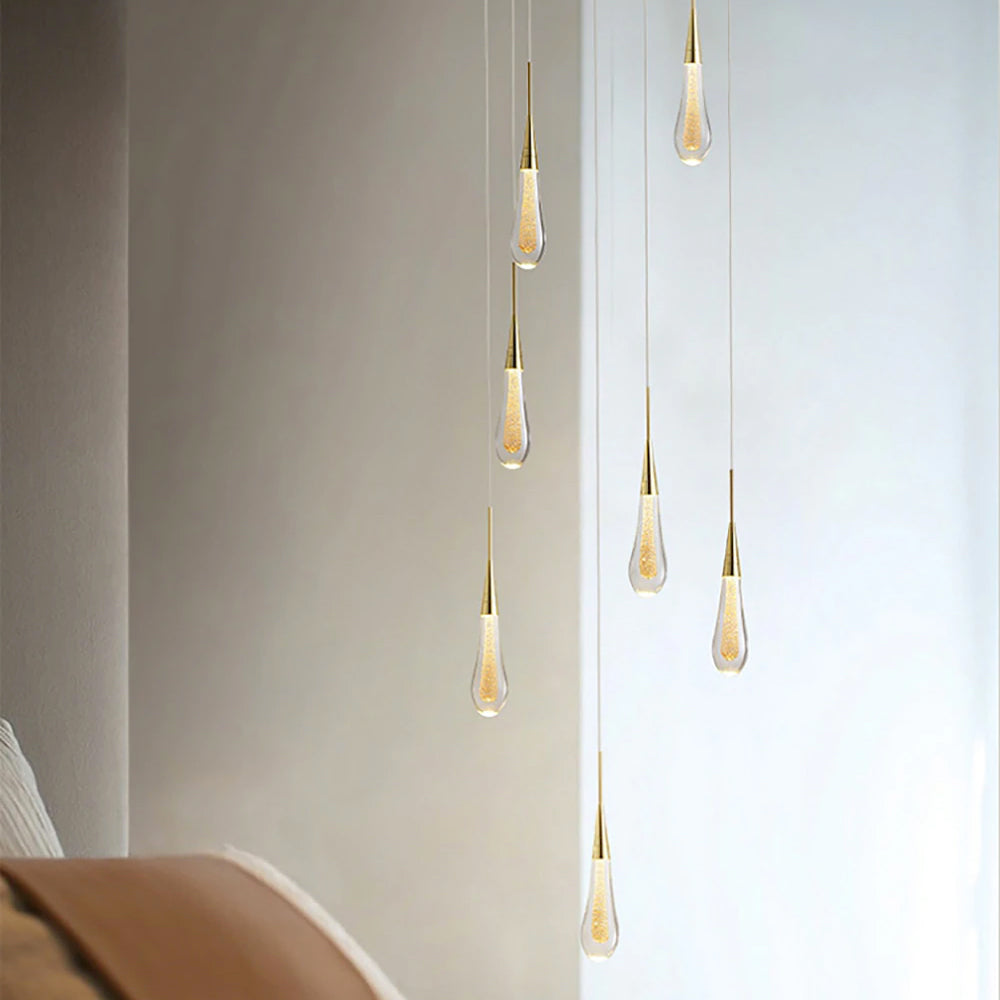 Candeeiro suspenso Vanndråpe — Design escultural com queda de luz LED
