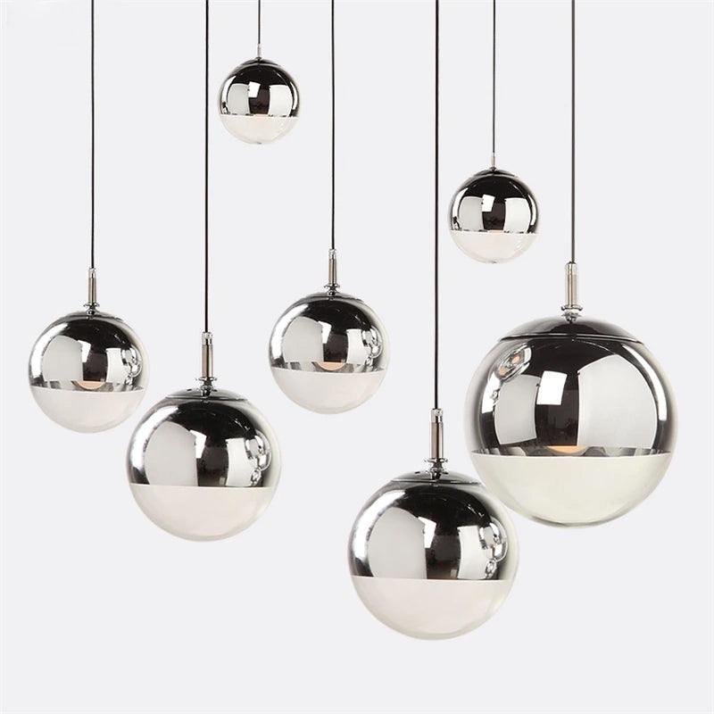 The Berg Pendelleuchte — Zweifarbiges Kugeldesign, silbern