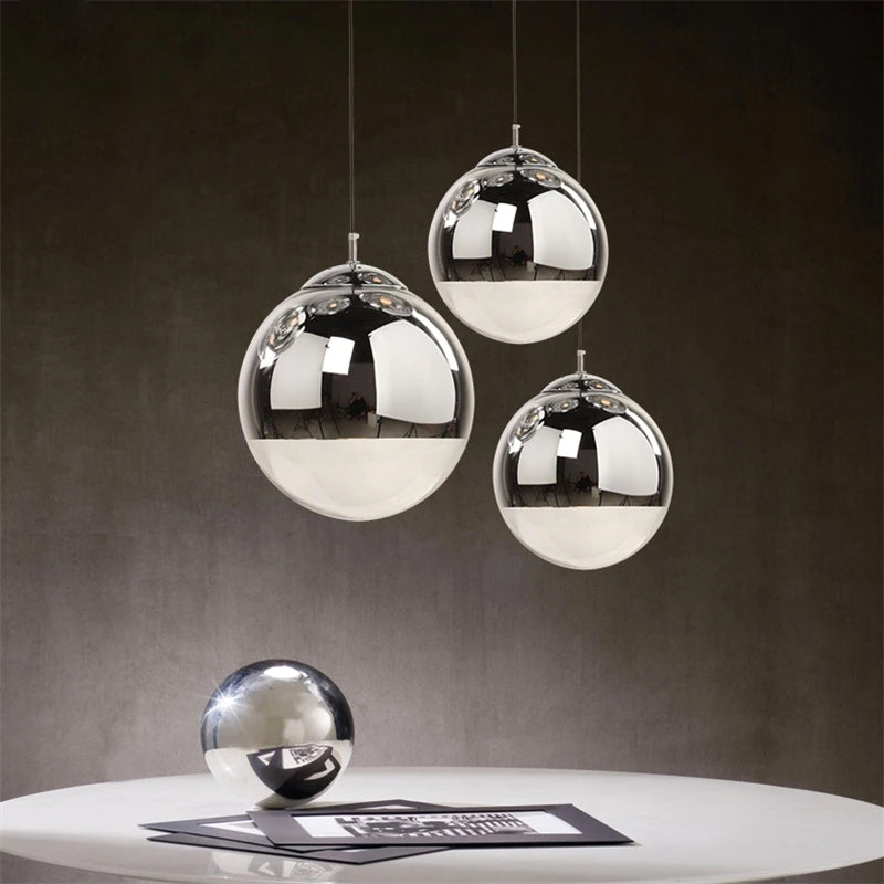 The Berg Pendelleuchte — Zweifarbiges Kugeldesign, silbern