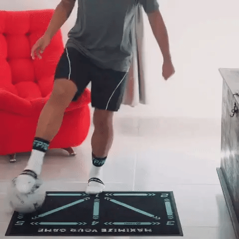 طقم حصيرة Sideline Edge — سطح تدريب بمقاس 90x60 سم، يتضمن جوارب مانعة للانزلاق