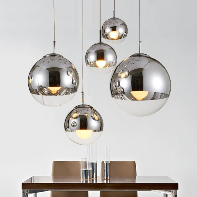 The Berg Pendelleuchte — Zweifarbiges Kugeldesign, silbern