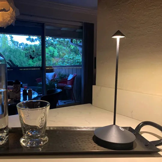 מנורת שולחן אלחוטית RadiantGlow עם LED — עיצוב אלגנטי ללא כבל