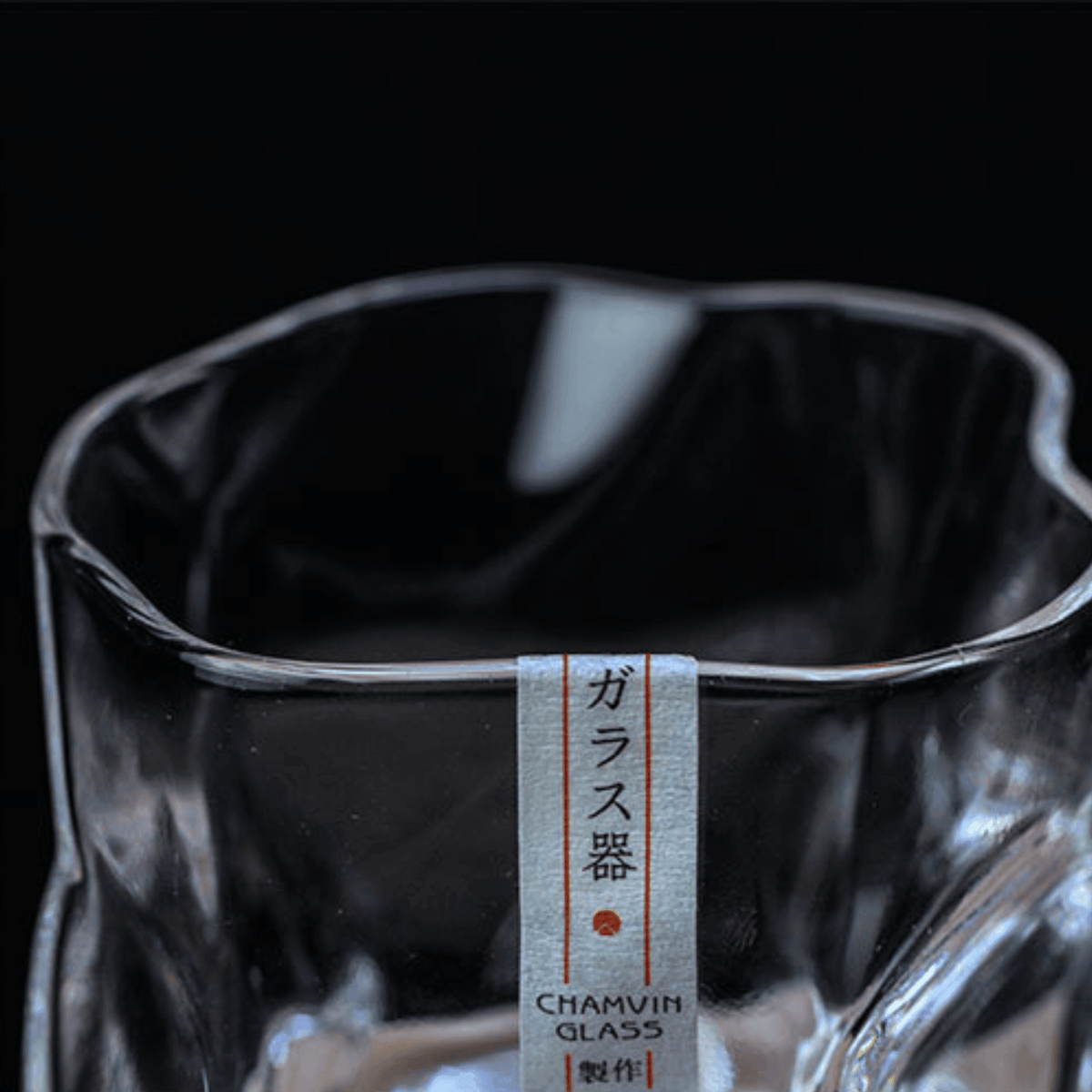 كأس ويسكي Kairo Glassworks Edo Kiriko مقطوع يدويًا — تصميم فني مجعّد