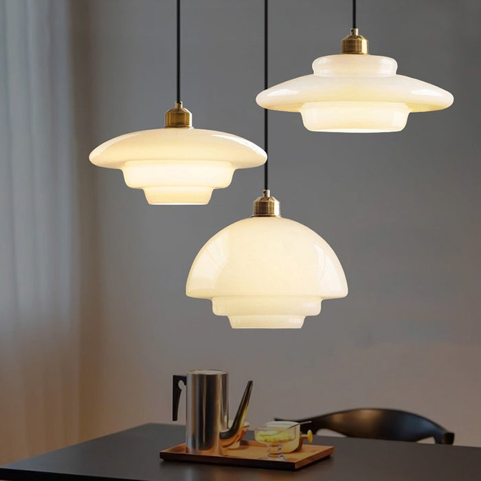 Szklana lampa wisząca Astria w kolorze kości słoniowej, inspirowana latami 50.