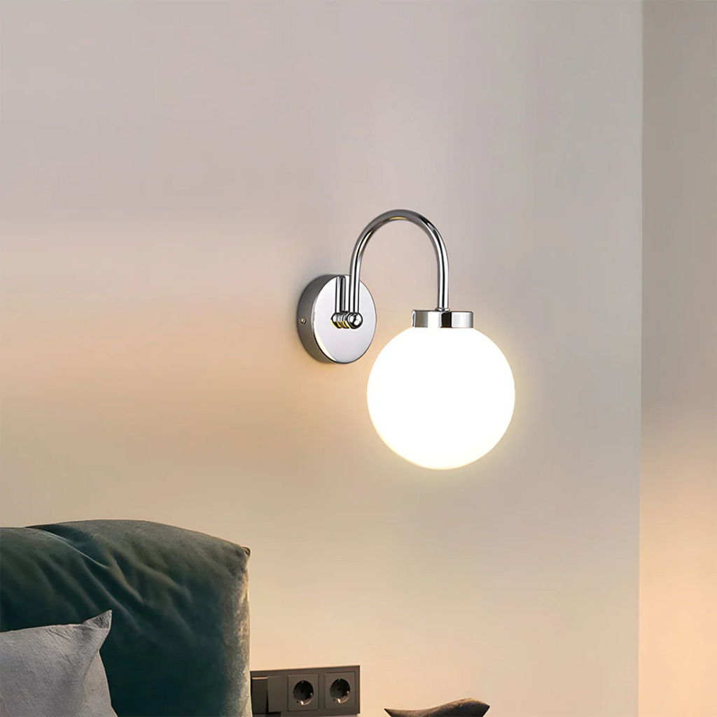 Nástěnná lampa LumaGlobe vintage s skleněnou koulí, elegantní vnitřní akcent