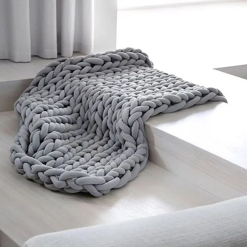 Håndlaget, chunky, strikket vektteppe – koselig strukturert design