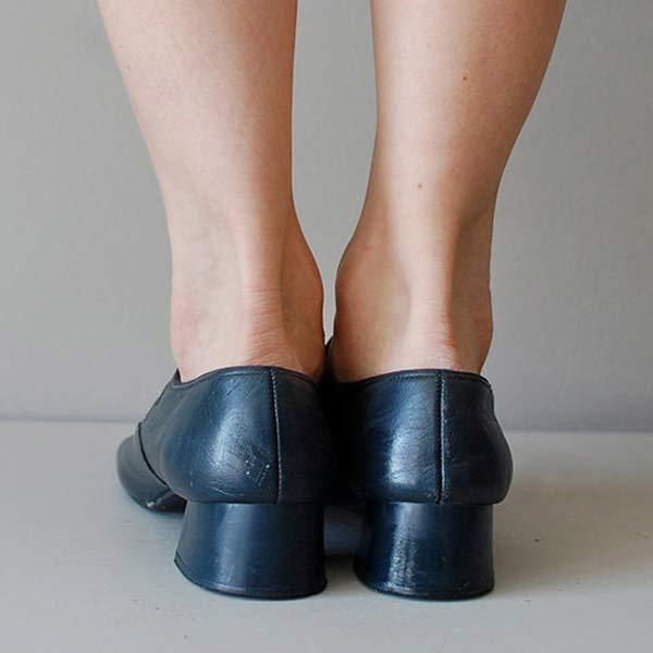 Monique's ortopediska sandaler i läder med spänne — vintagestil