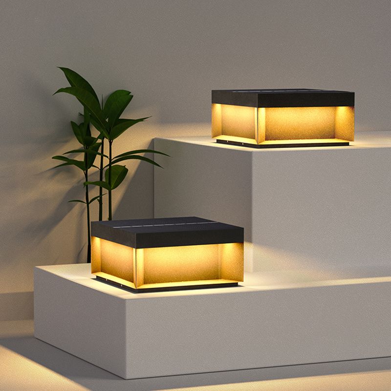Aureon solcellsdrivna stolplampor — modern fyrkantig geometrisk design, väderbeständiga