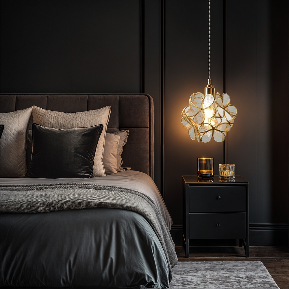 Aurea Florale Glas-LED-Pendelleuchte mit eleganten goldenen Akzenten
