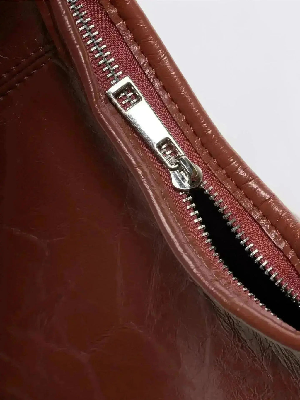 Saco de couro vintage envelhecido — inclui estojo de cosméticos