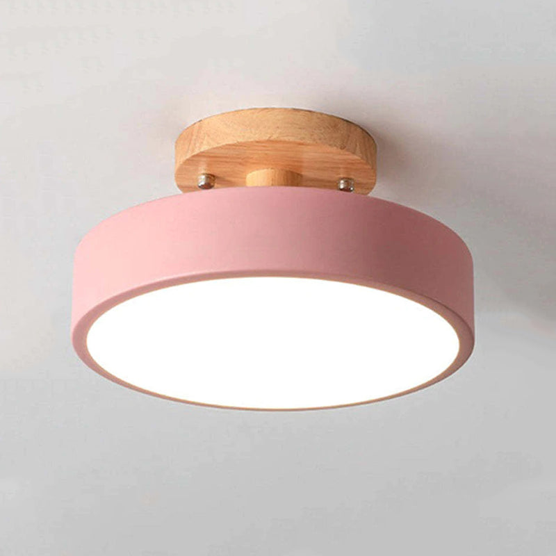 LED-taklampa från QuinnGlow - modern design i trä och akryl