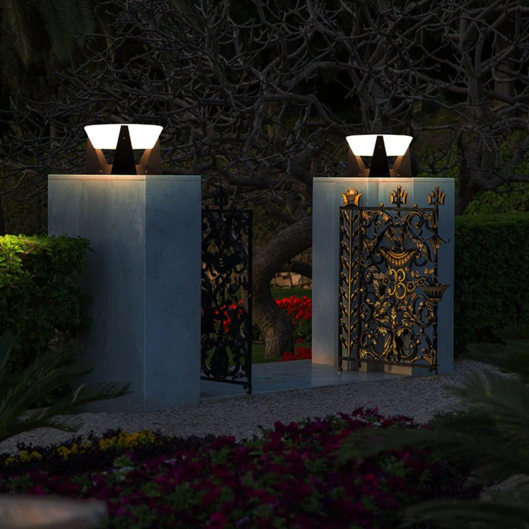 SolaraGlow solární venkovní zahradní lampa s teplým LED světlem pro cesty  