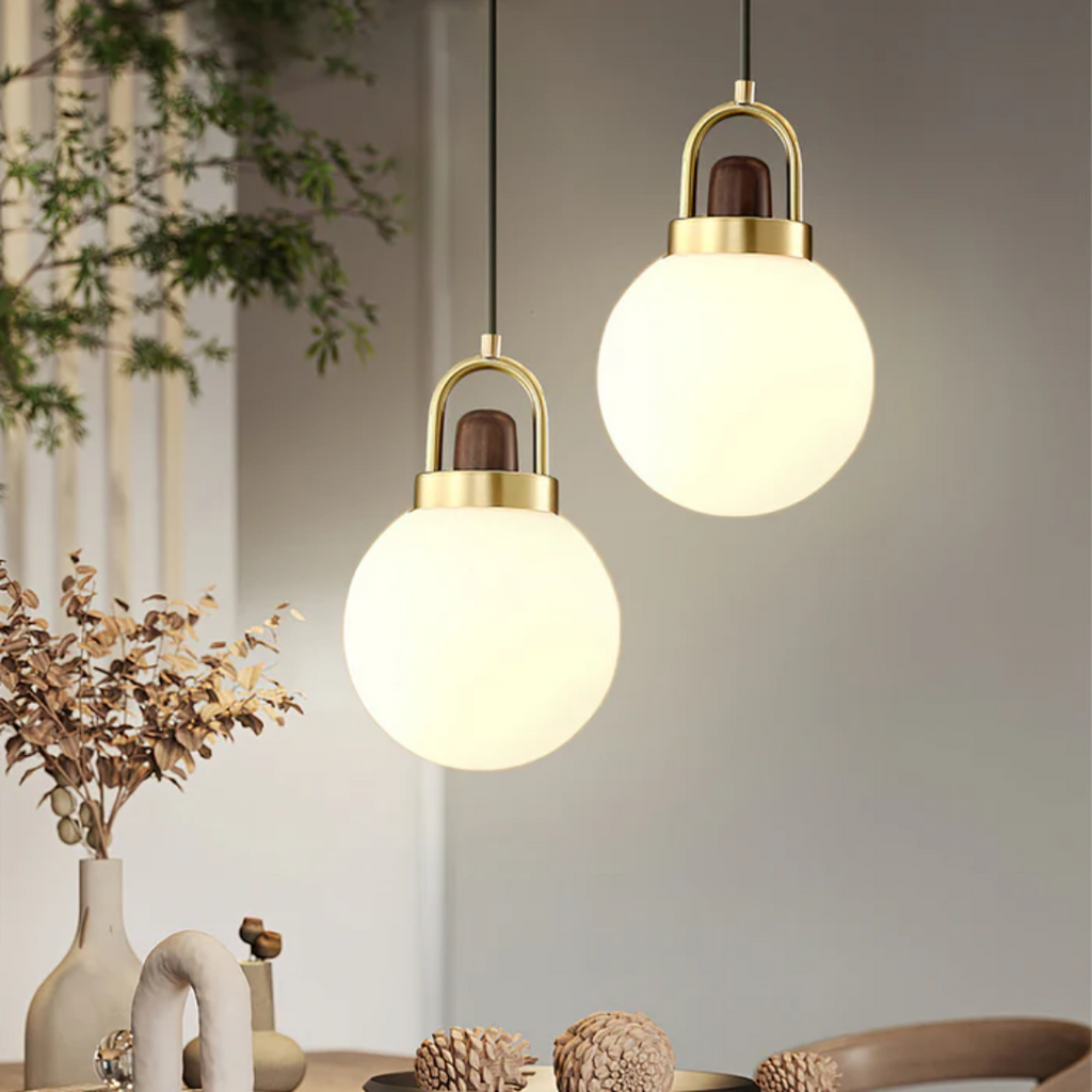 Lyra Mood Ball Glas Pendelleuchte mit Kupferakzenten für das Esszimmer