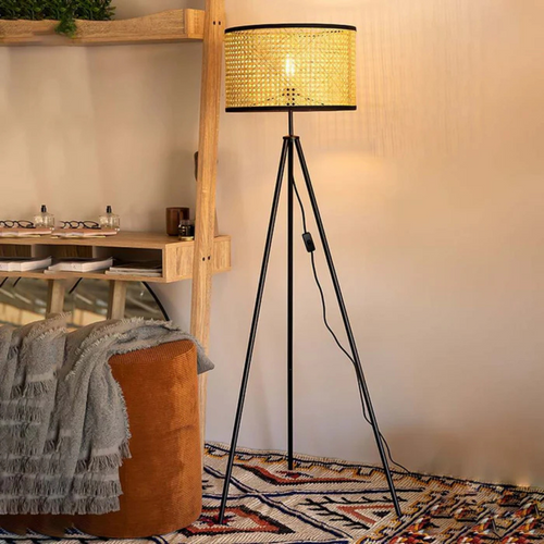Candeeiro tripé Aurene em rattan para ambiente acolhedor e convidativo na sala de estar
