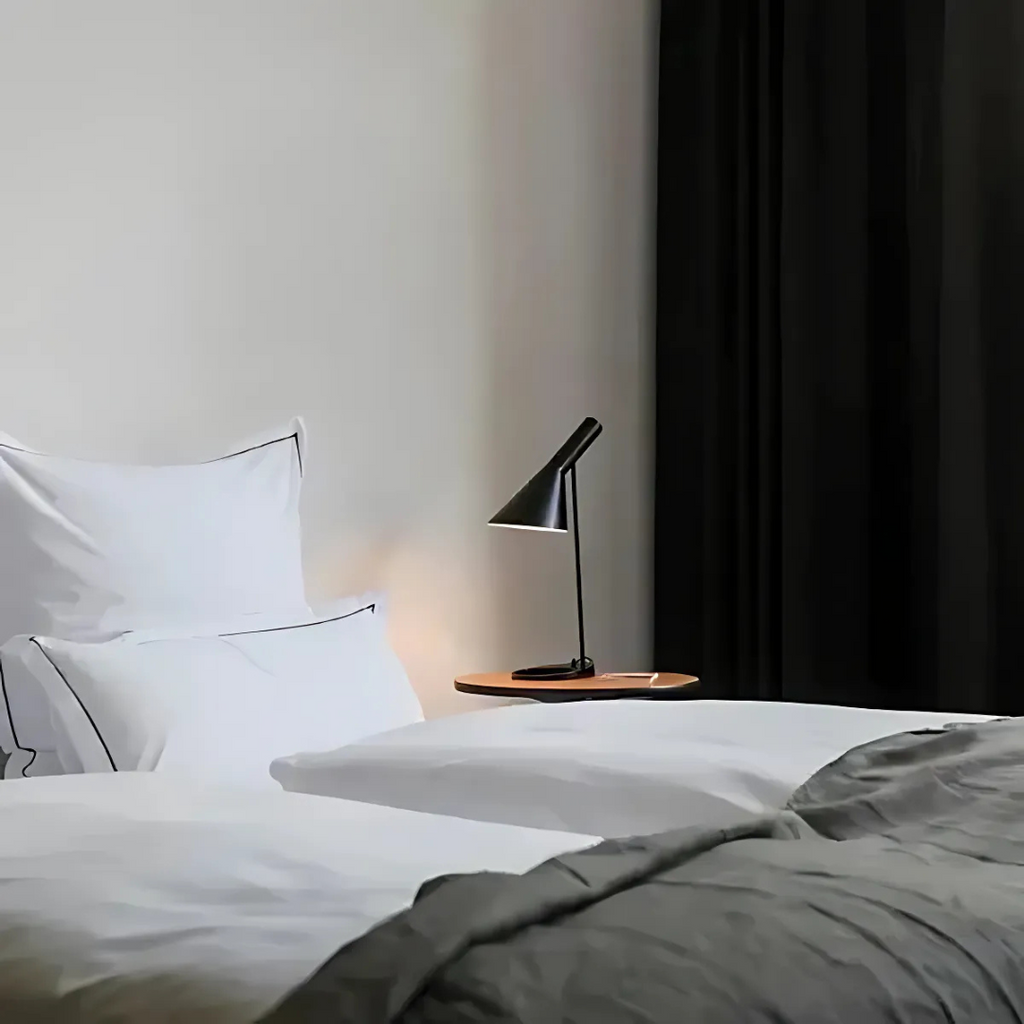 Nexa LED skrivebordslampe med minimalistisk design til soveværelse eller kontor