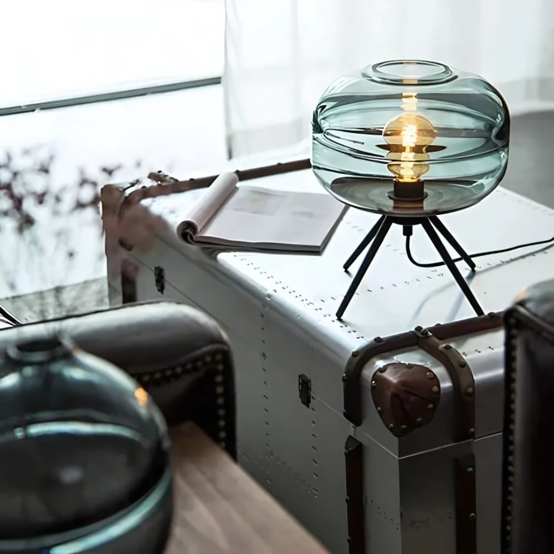 Lampada da scrivania Lumenara con paralume in vetro senza tempo e base in metallo