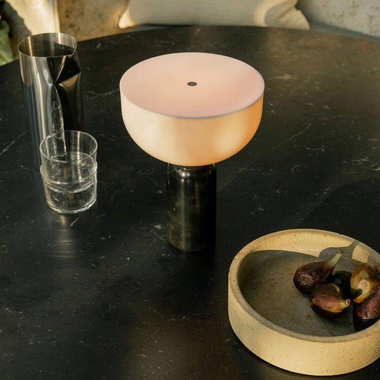 LumaStone Marmorlampe mit raffiniertem Sockel und sanftem Umgebungslicht