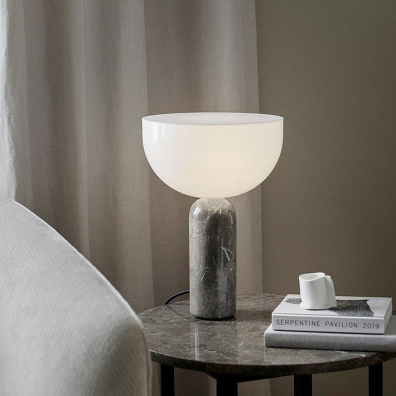 LumaStone Marmorlampe mit raffiniertem Sockel und sanftem Umgebungslicht