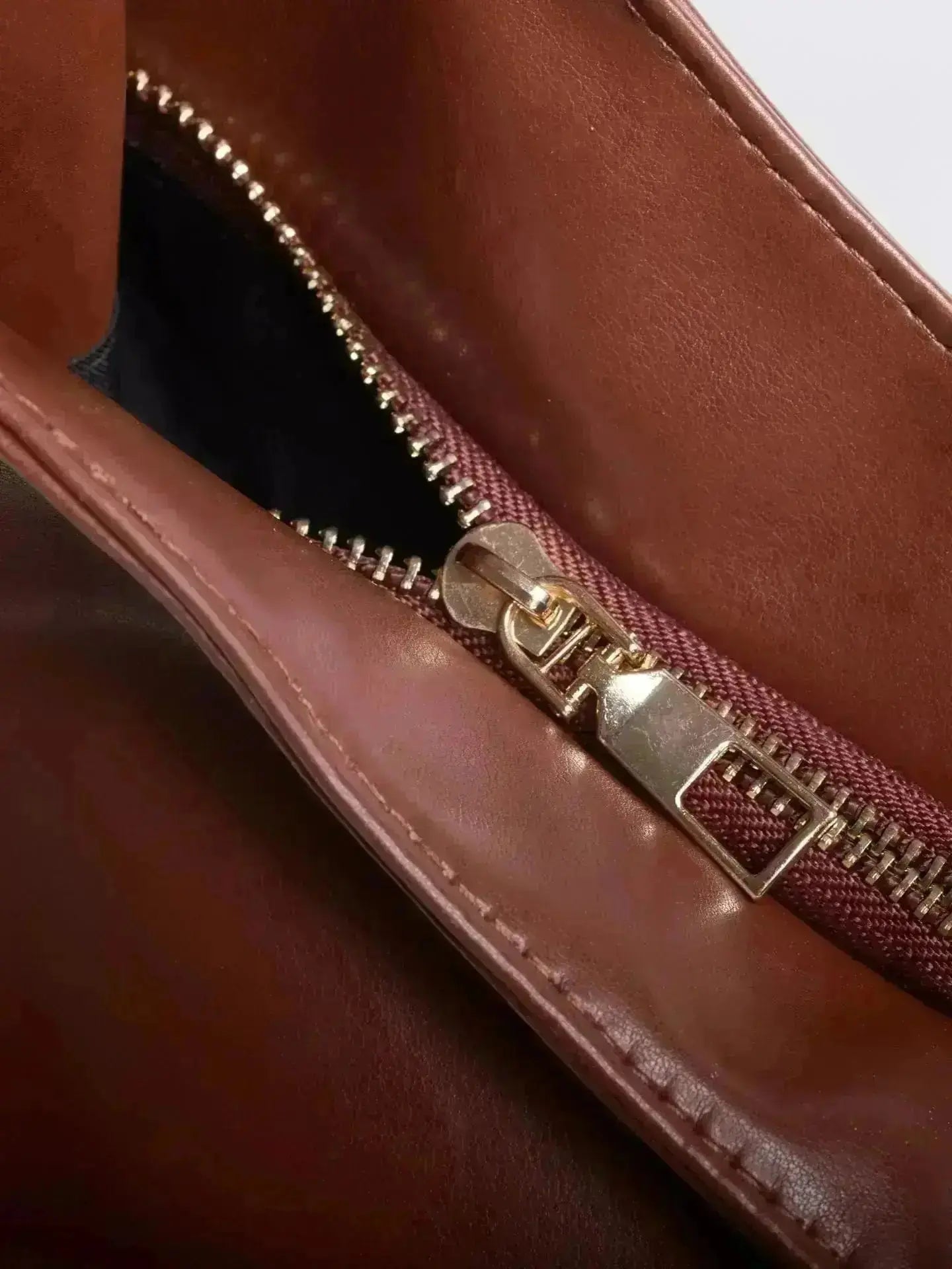 Timeless Bucket Shape Handbag — Structured Design, Spacious Interior