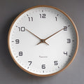 Horloge murale scandinave minimaliste en bois — lignes épurées, grain du bois délicat