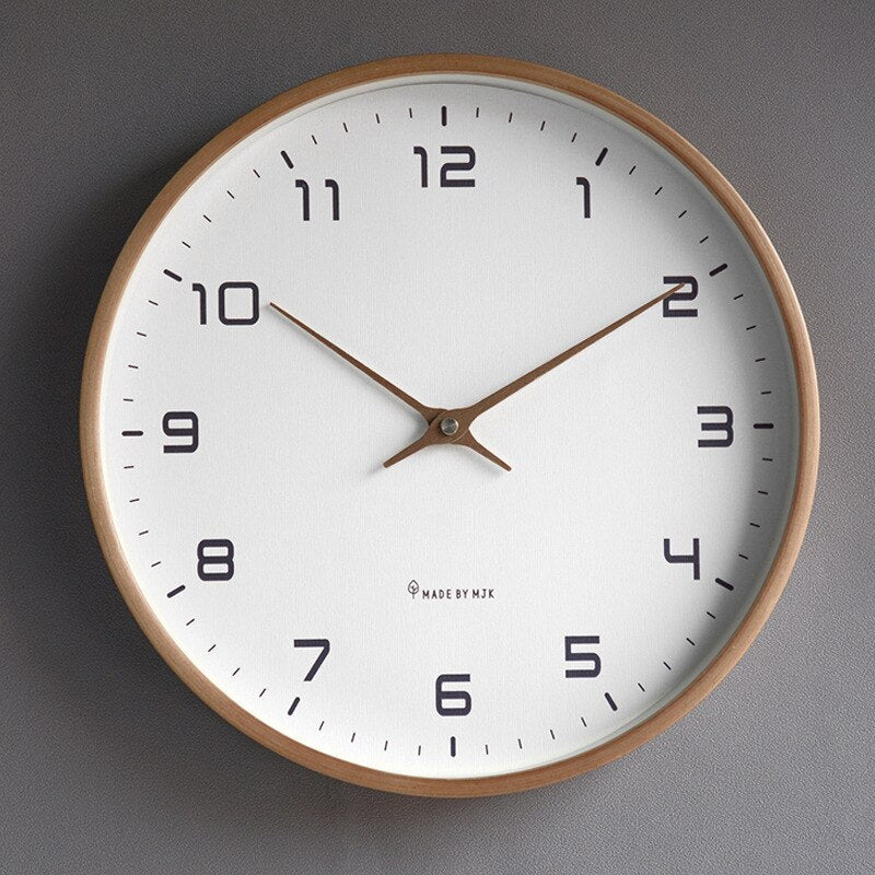 Horloge murale scandinave minimaliste en bois — lignes épurées, grain du bois délicat