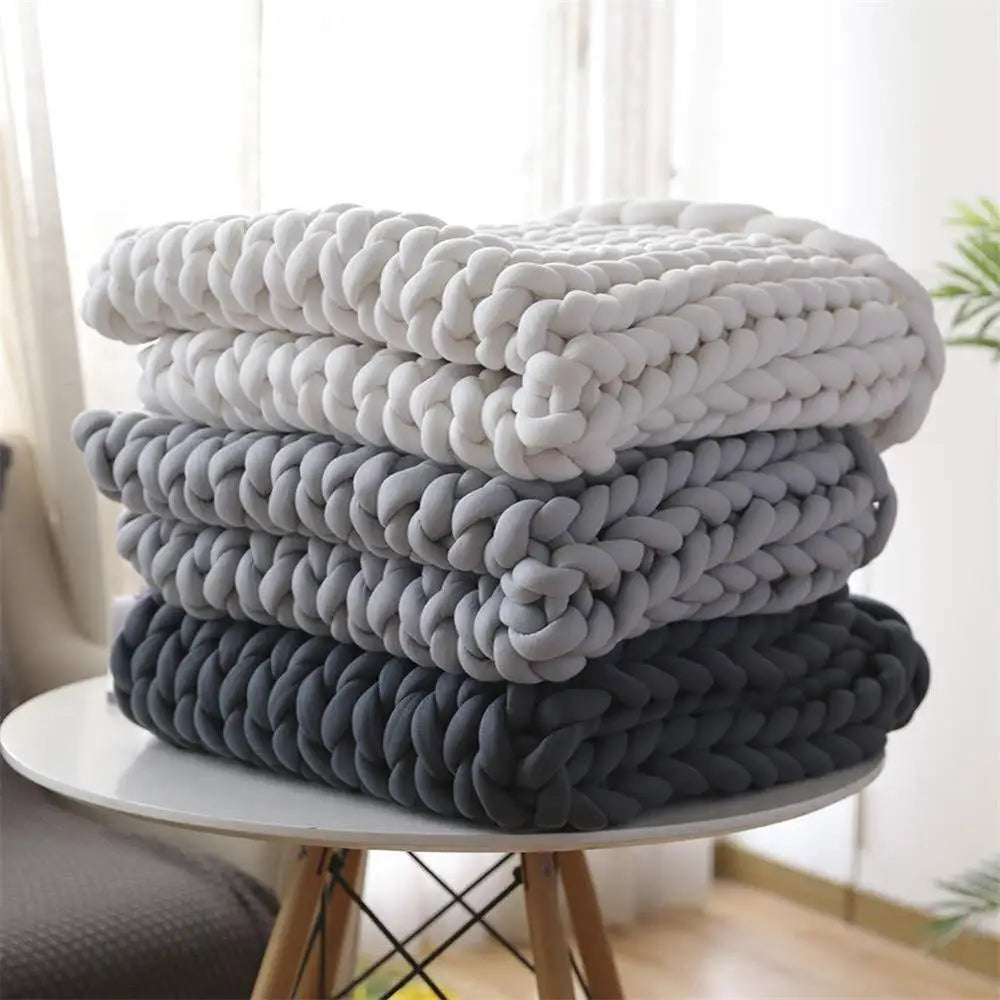 Håndlaget, chunky, strikket vektteppe – koselig strukturert design