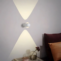 LED nástěnné svítidlo NovaPulse s otočným úhlem 180 stupňů pro obývací pokoje  