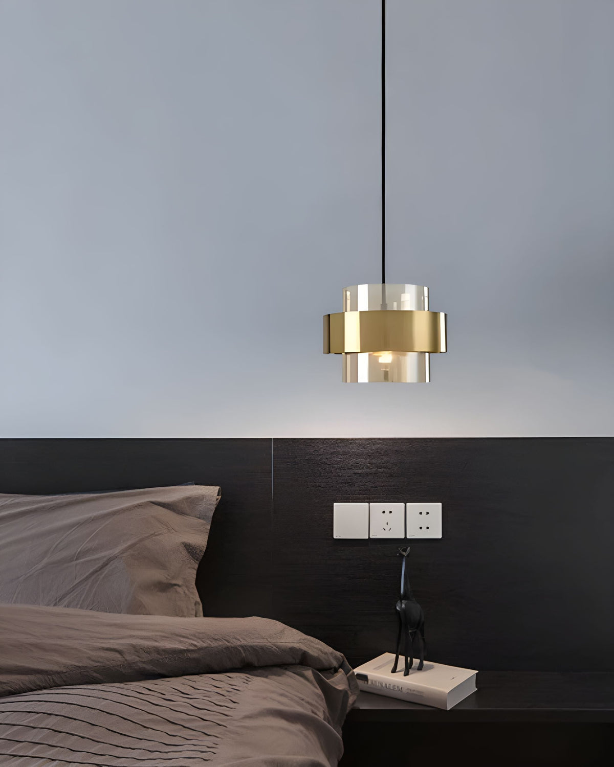 Solara pendellampa i guldfärgat glas, industriell kant med vinklad design