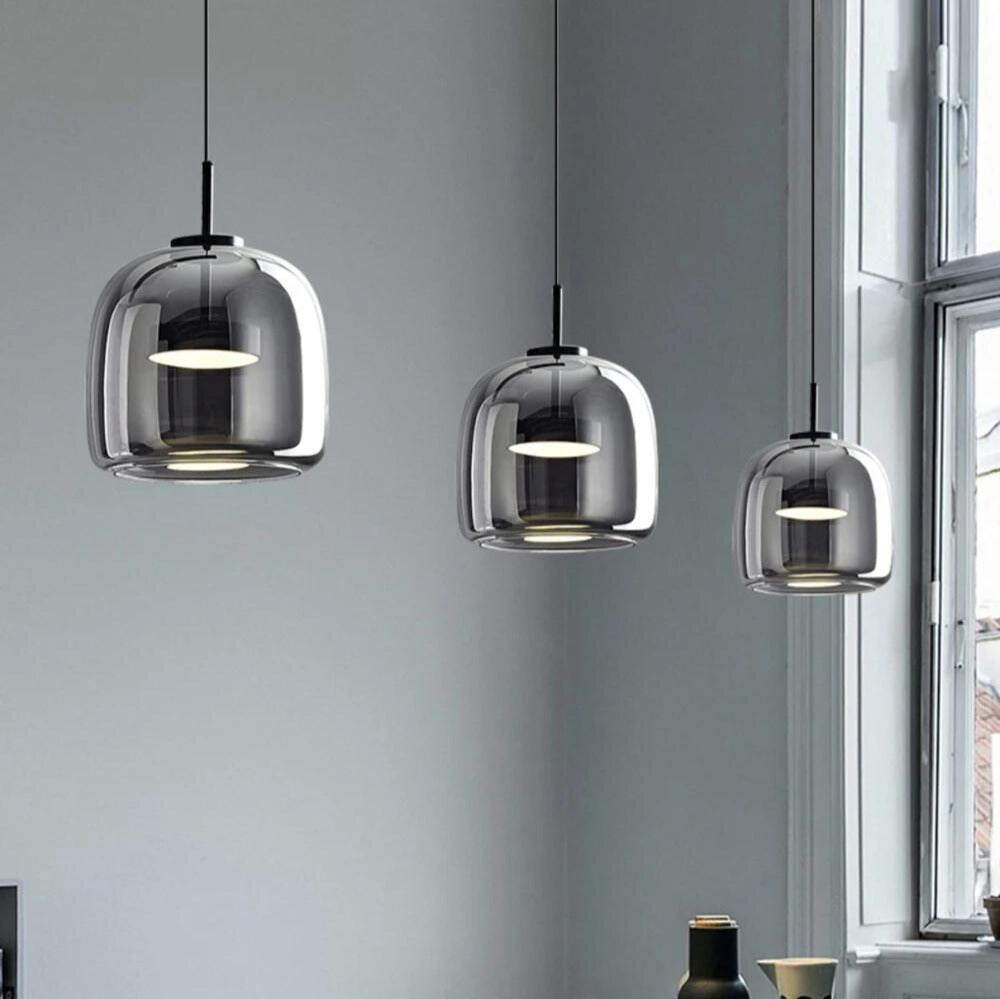Nordisk pendellampa i svart glas — modern LED-krona