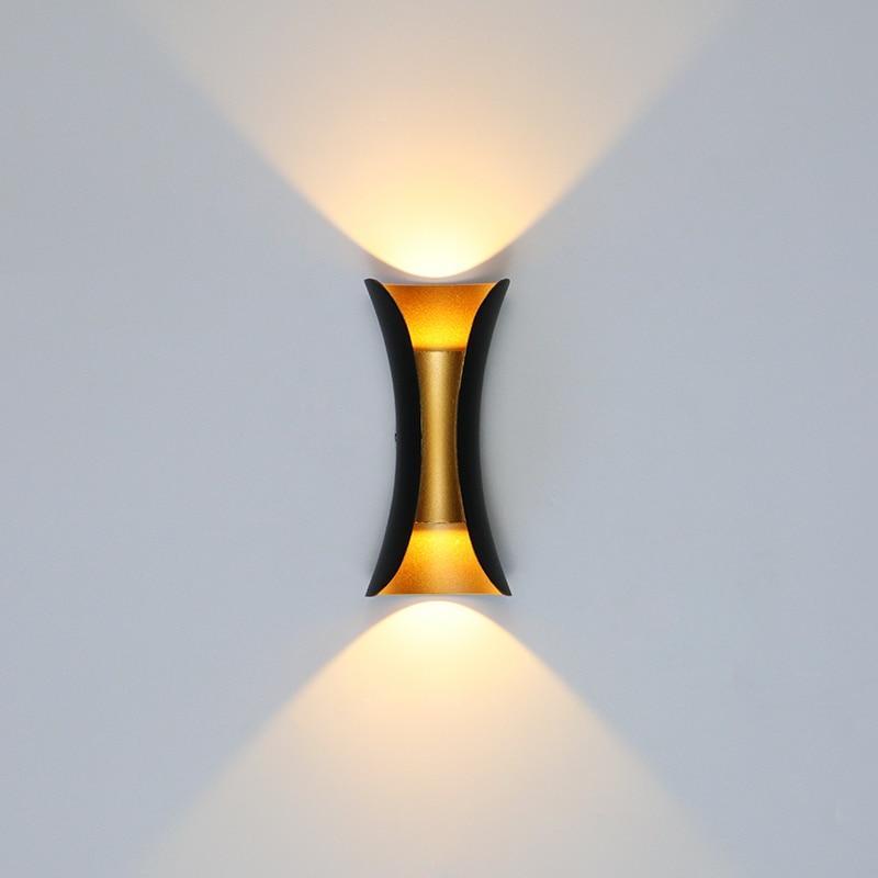 مصباح حائط LED منحني من أركورا، موصول مباشرة بالكهرباء — مصنّف للاستخدام الخارجي IP65