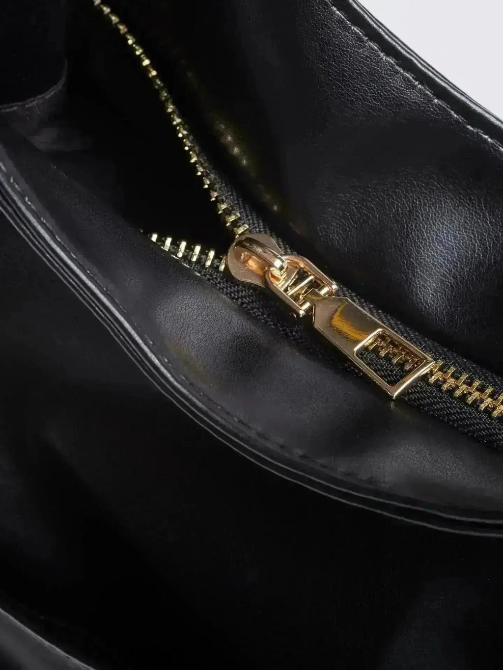 Timeless Bucket Shape Handbag — Structured Design, Spacious Interior