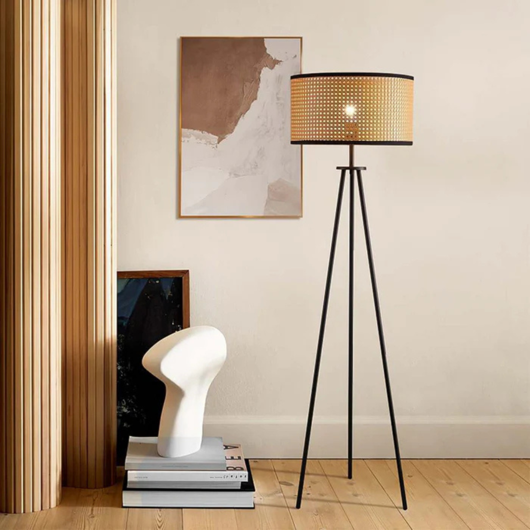 Aurene Rattan-Stativlampe für eine warme, einladende Wohnzimmeratmosphäre