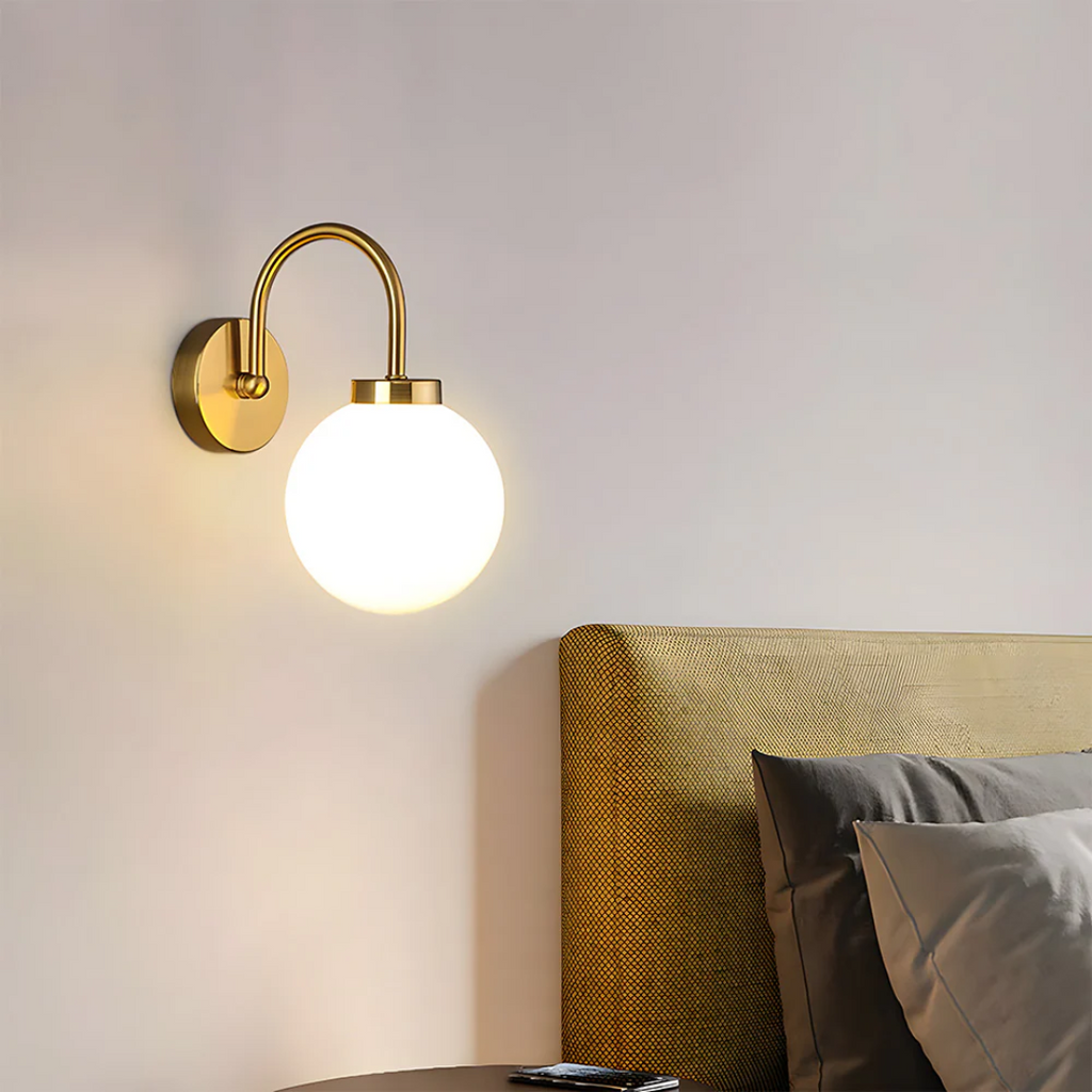 Nástěnná lampa LumaGlobe vintage s skleněnou koulí, elegantní vnitřní akcent