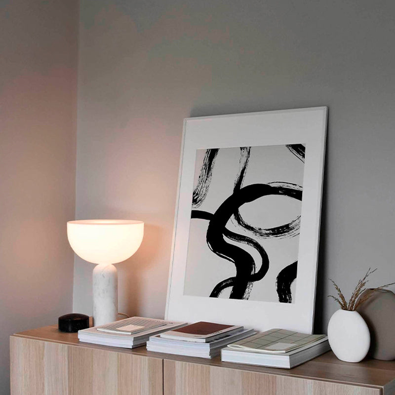 LumaStone Marmorlampe mit raffiniertem Sockel und sanftem Umgebungslicht
