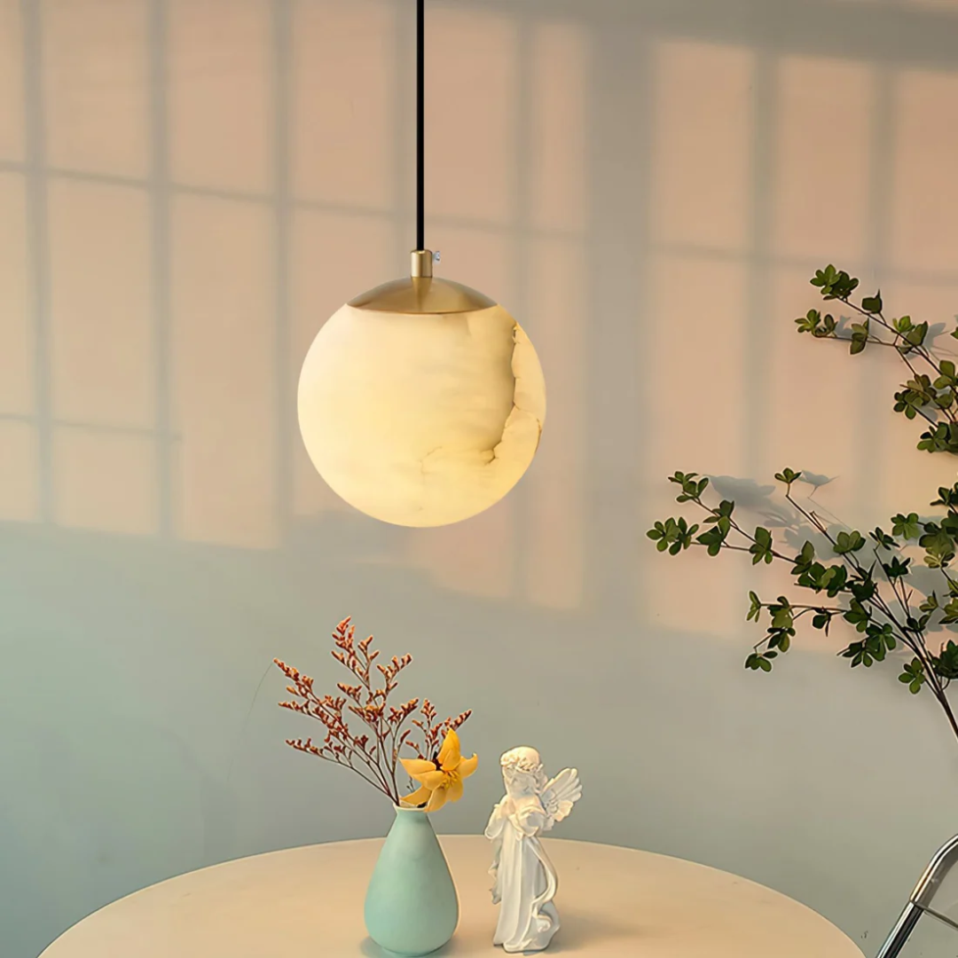 Aurelle Beleuchtung mit Ball-Pendelleuchte aus Travertin und Alabaster