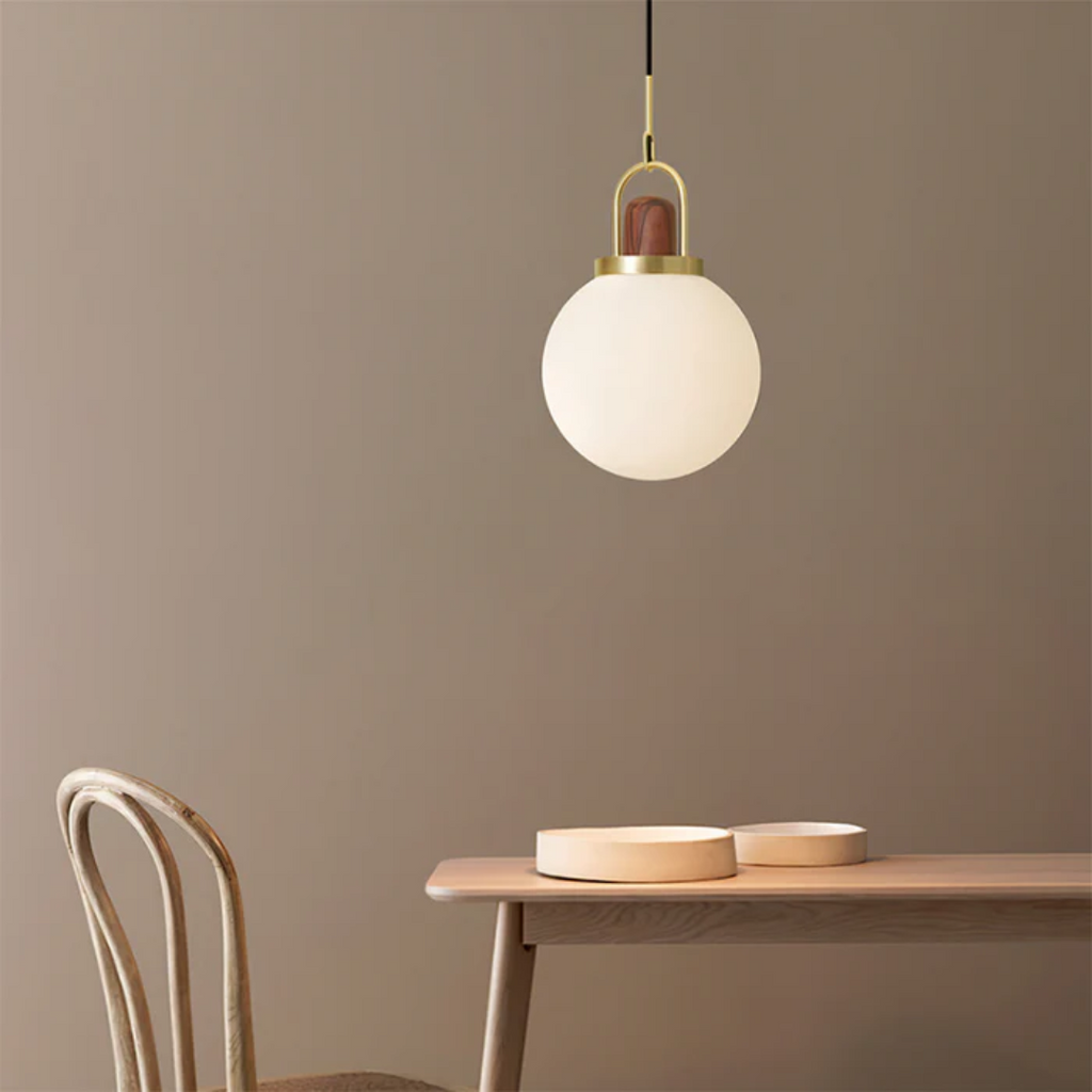 Lyra Mood Ball Glas Pendelleuchte mit Kupferakzenten für das Esszimmer