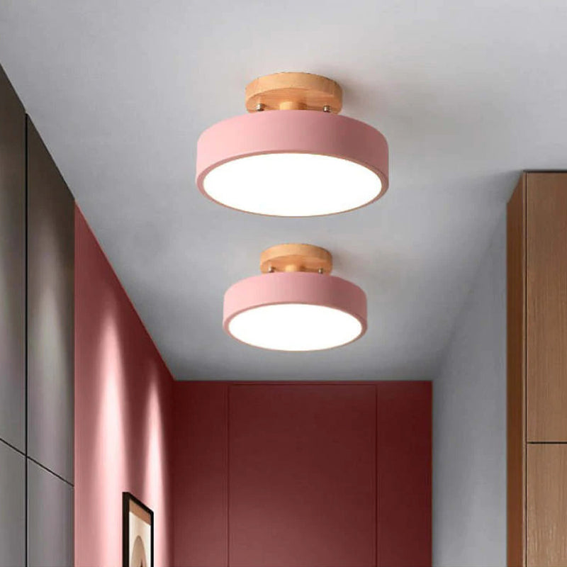 LED-taklampa från QuinnGlow - modern design i trä och akryl