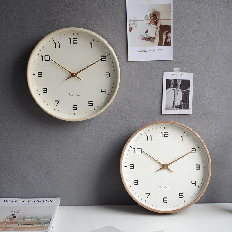 Horloge murale scandinave minimaliste en bois — lignes épurées, grain du bois délicat