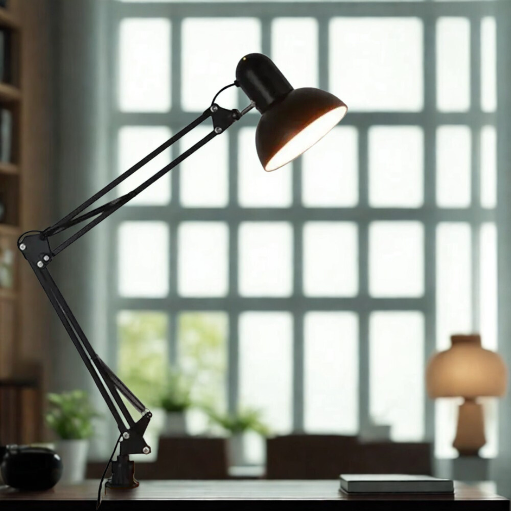 Moderní nastavitelná stolní lampa — robustní upínací držák