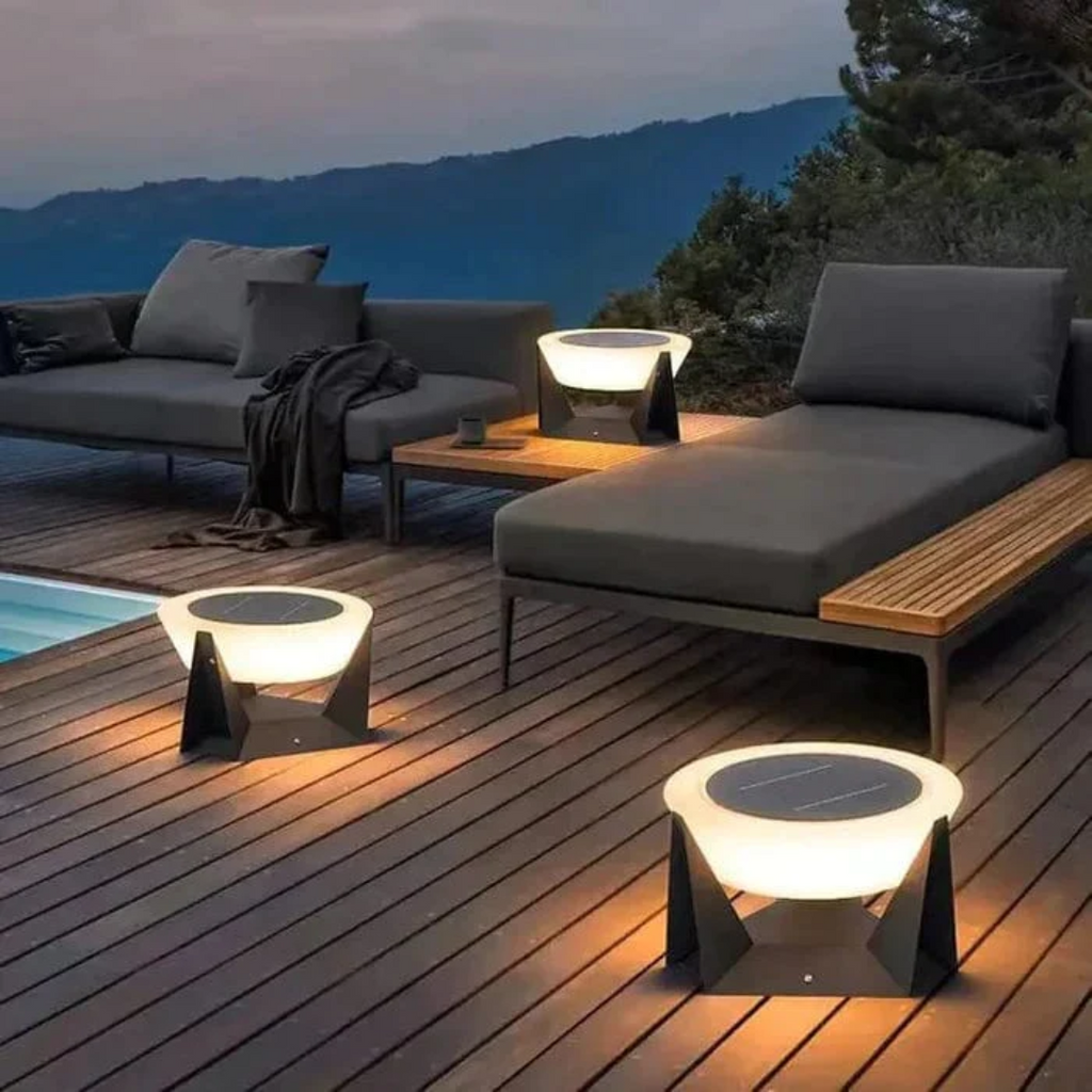 SolaraGlow solární venkovní zahradní lampa s teplým LED světlem pro cesty  