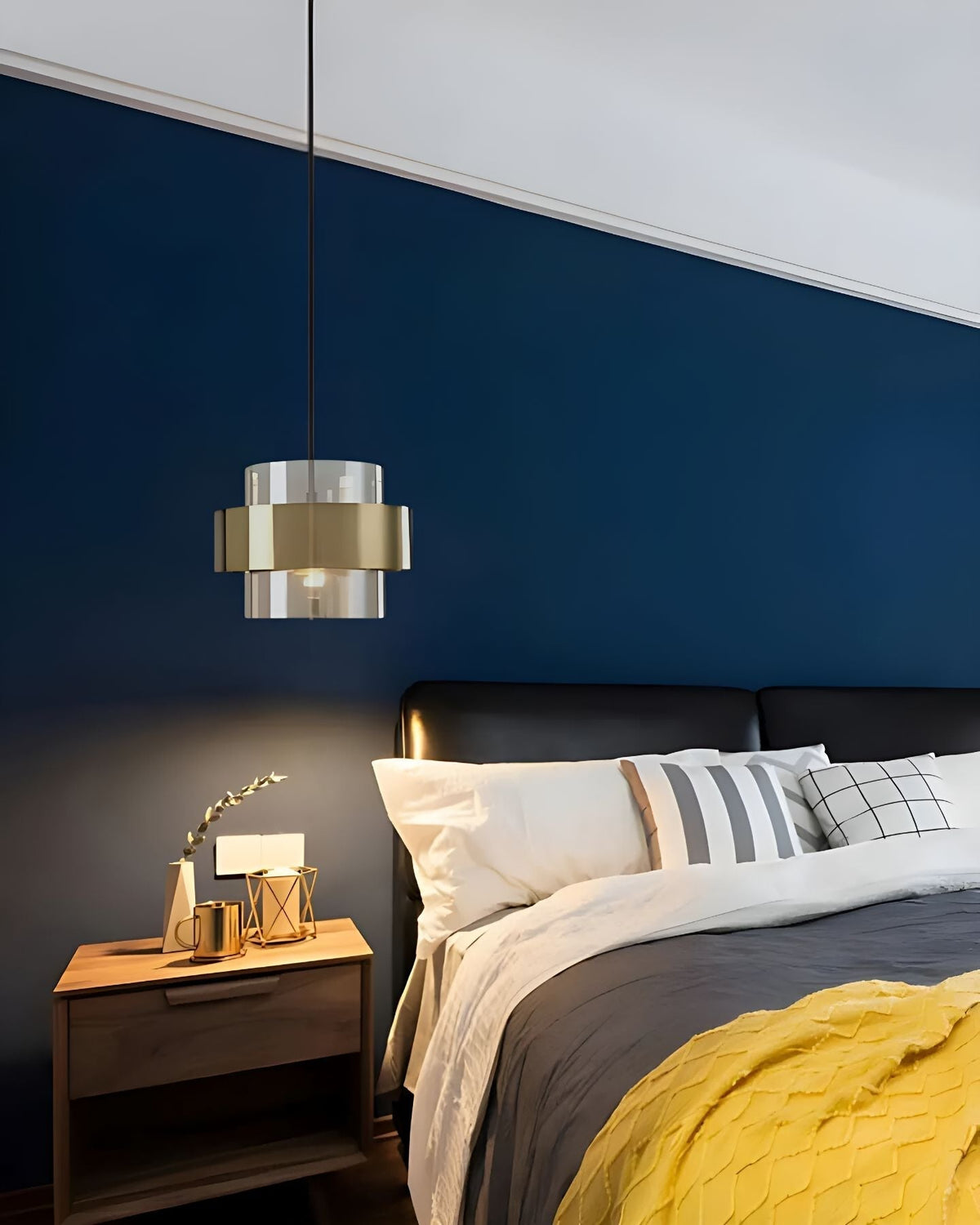 Solara pendellampa i guldfärgat glas, industriell kant med vinklad design
