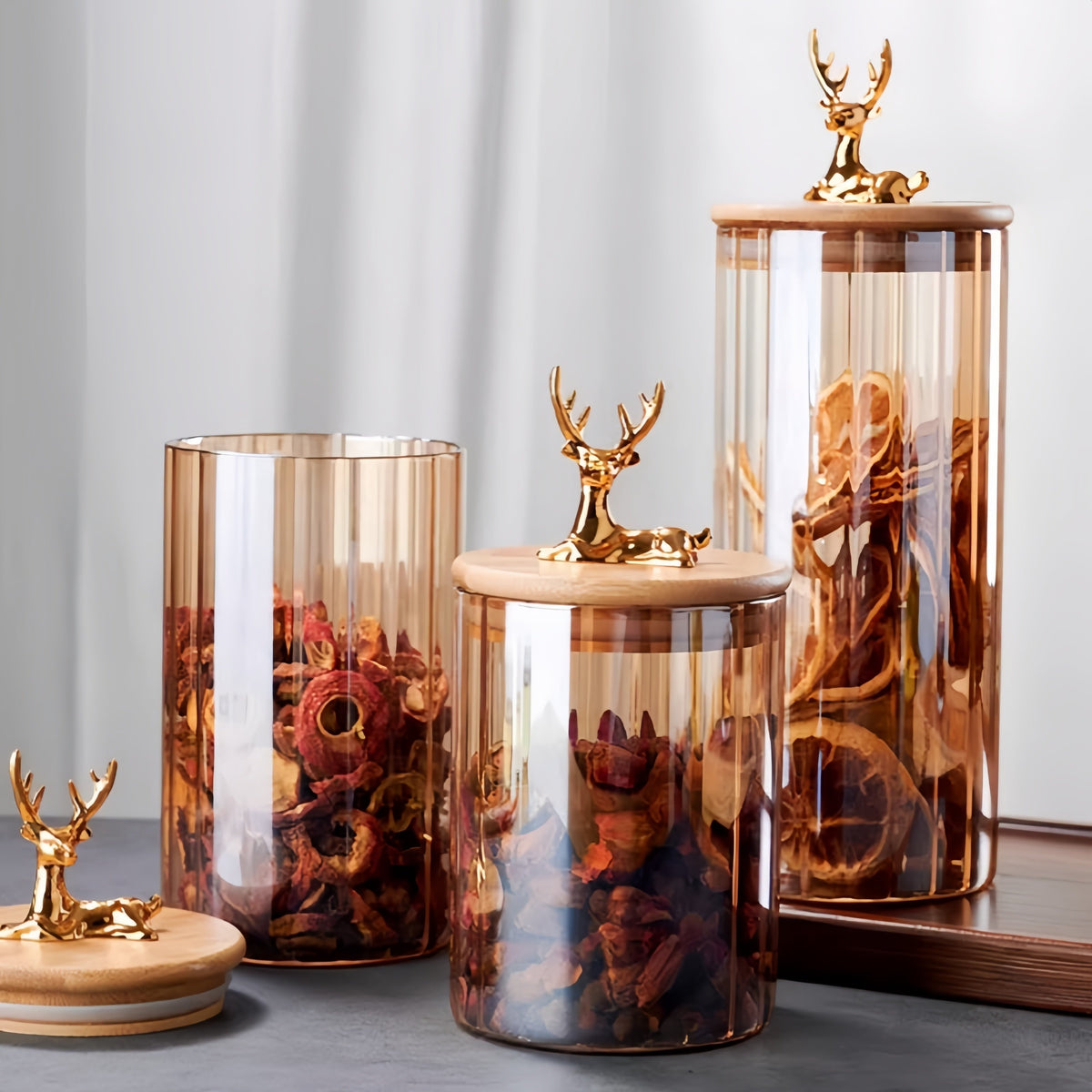 Lot de trois bocaux en verre ambré Elowen Stag — Finition avec couvercle doré
