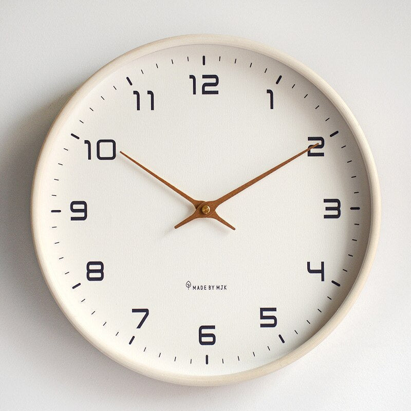 Horloge murale scandinave minimaliste en bois — lignes épurées, grain du bois délicat