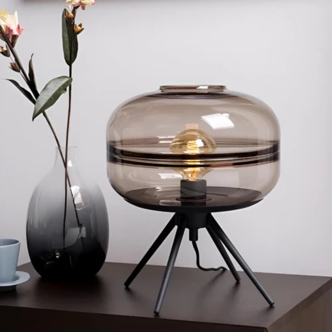 Lampada da scrivania Lumenara con paralume in vetro senza tempo e base in metallo
