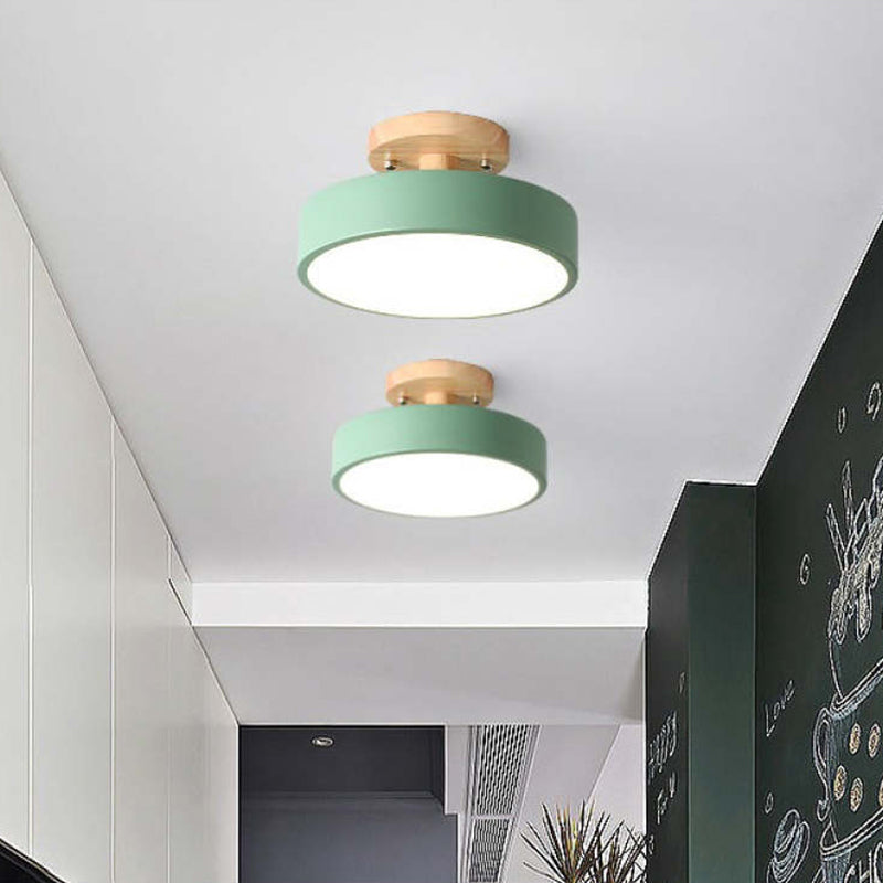 LED-taklampa från QuinnGlow - modern design i trä och akryl