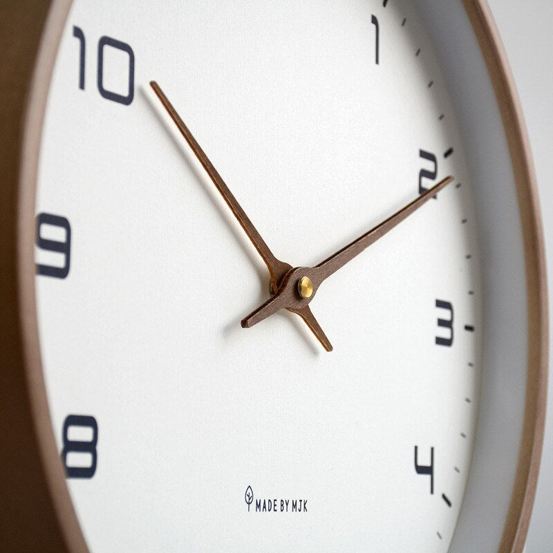 Horloge murale scandinave minimaliste en bois — lignes épurées, grain du bois délicat