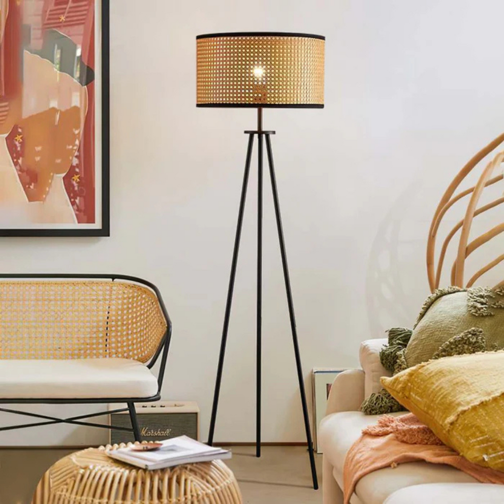 Aurene Rattan-Stativlampe für eine warme, einladende Wohnzimmeratmosphäre