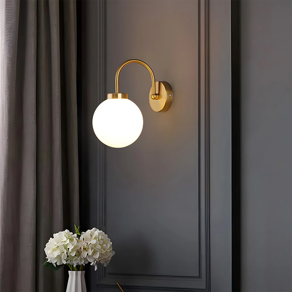 Nástěnná lampa LumaGlobe vintage s skleněnou koulí, elegantní vnitřní akcent