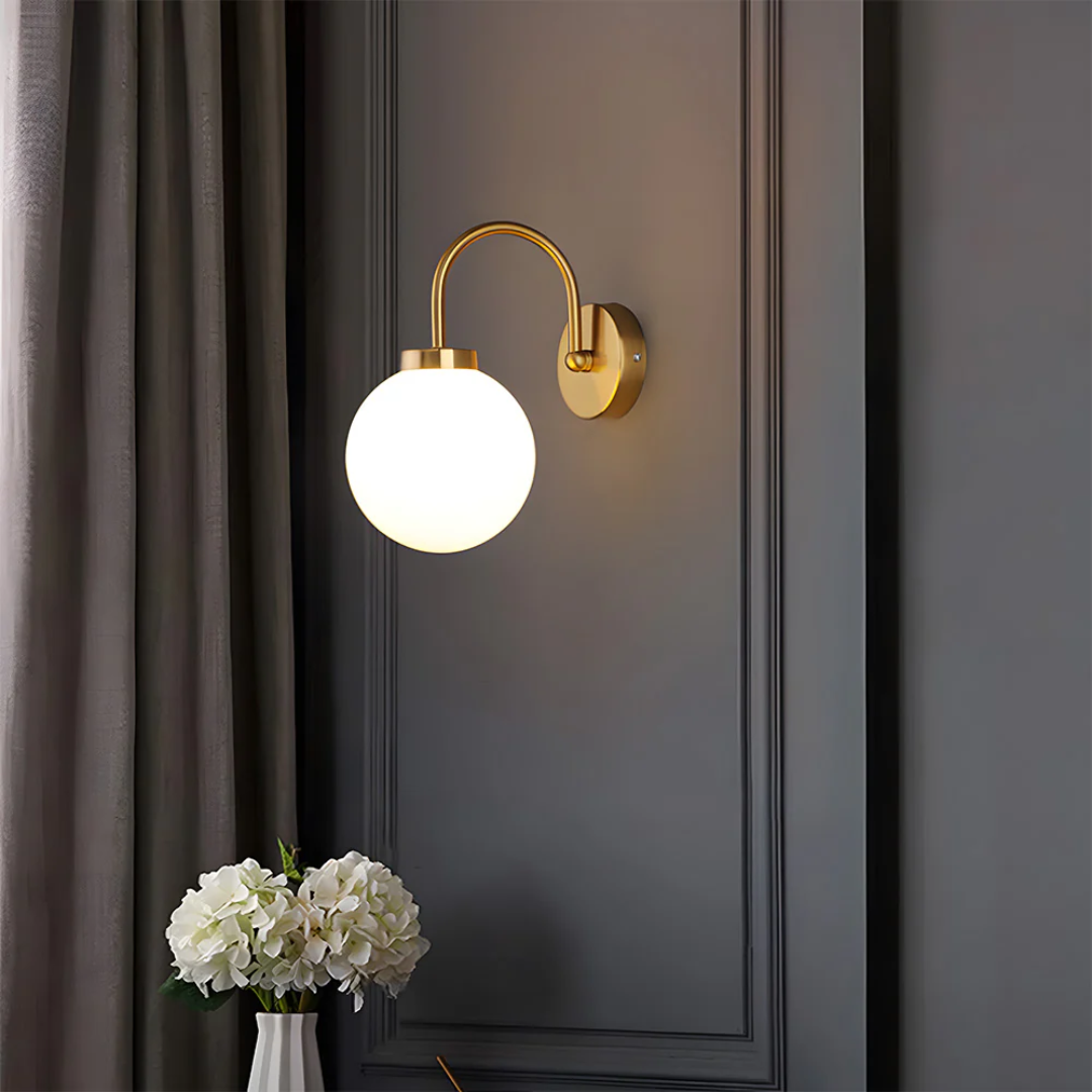 Nástěnná lampa LumaGlobe vintage s skleněnou koulí, elegantní vnitřní akcent